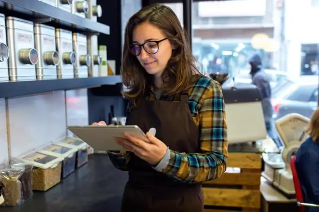 ¿Cuál de las siguientes opciones describe una diferencia entre un sistema de inventario permanente y un sistema de inventario periódico?