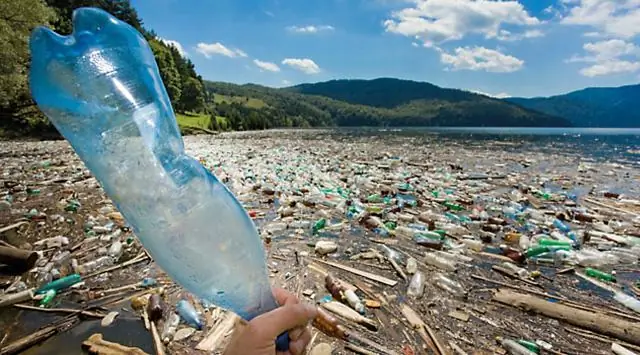 ¿Cómo conduce la contaminación de la tierra a la contaminación del agua?