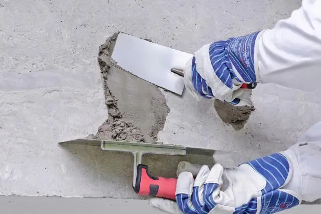 Que faut-il utiliser pour boucher les trous dans les murs de briques ?