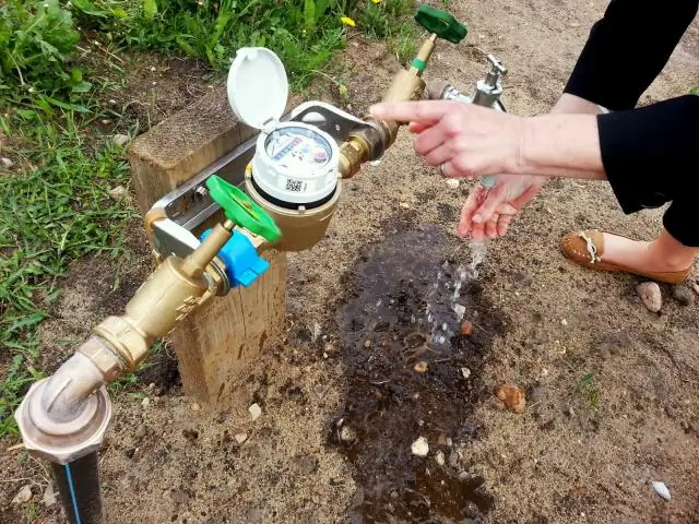 ¿Quién instala los medidores de agua?