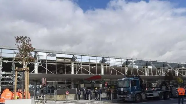 A quina hora tanca l'aeroport de Bradley?