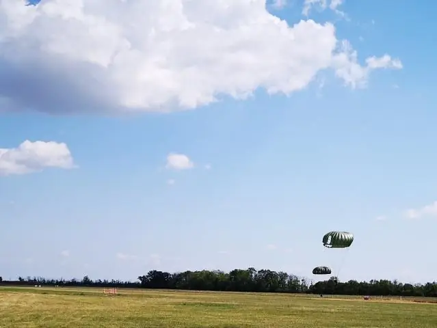 Quando deve essere acceso di notte il faro anticollisione dell'aereo?