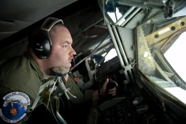 ¿Qué hace un operador de boom en la Fuerza Aérea?