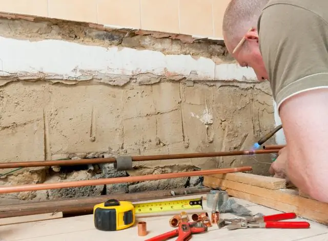 Maaari bang tumakbo ang mga gas pipe sa ilalim ng mga floorboard?