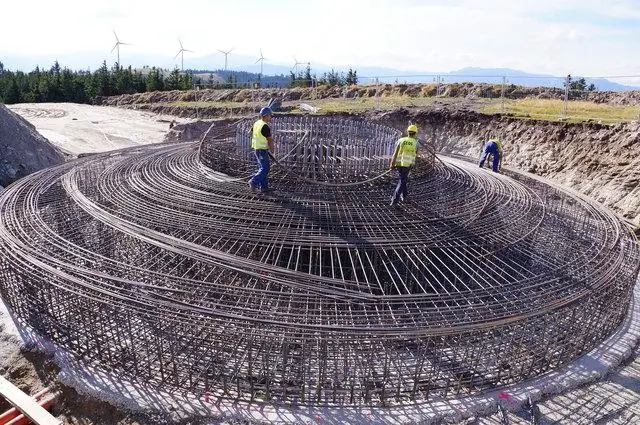 Kan du legge til en mursteinshylle til et eksisterende fundament?