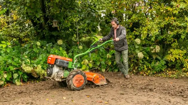 Hoe moet ik mijn gazon met de hand bewerken?